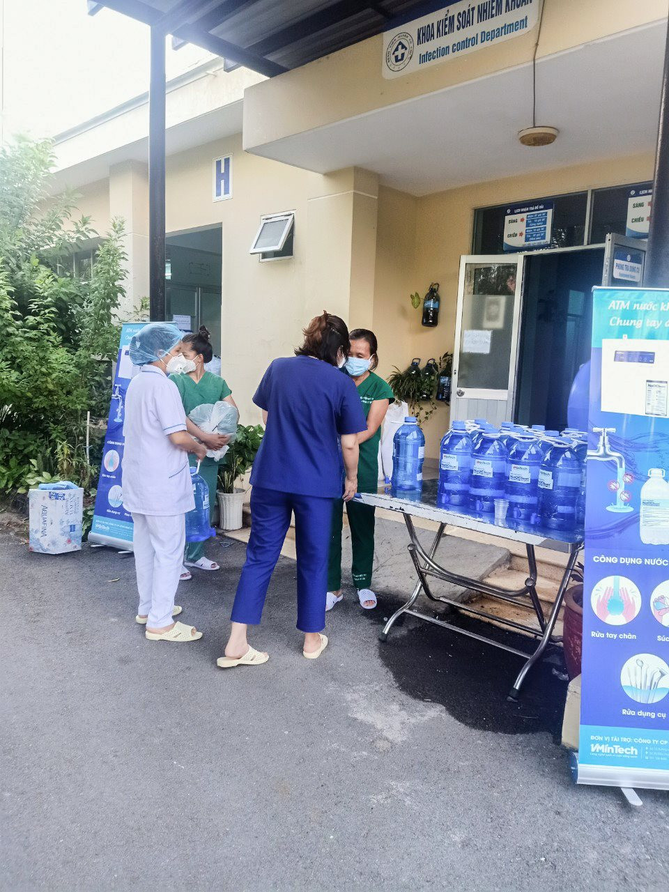 Nước khử khuẩn lấy từ cây ATM sẽ được nhân viên y tế mang đến từng phòng cho các bệnh nhân điều trị COVID-19