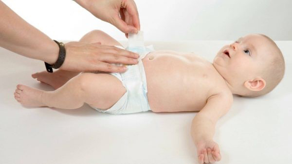 Vệ sinh vùng kín của bé sạch sẽ sau mỗi lần đi nặng hoặc 2 đến 3 tiếng 1 lần