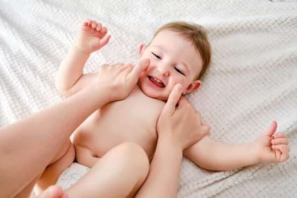 Massage mũi giúp trẻ sơ sinh bị nghẹt mũi dễ thở hơn