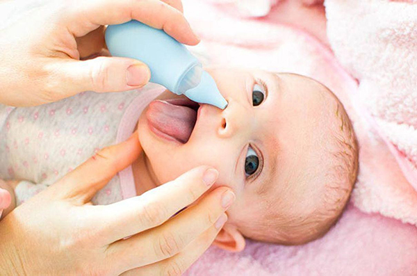 Những điều cần tránh và lưu ý khi trẻ sơ sinh bị nghẹt mũi