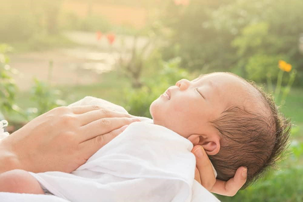 Phương pháp tắm nắng điều trị vàng da ở trẻ sơ sinh