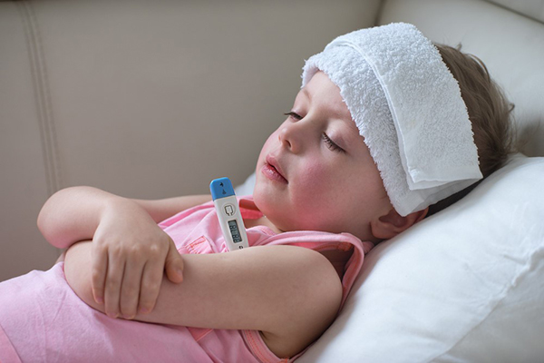 Khi mẹ nhận thấy trẻ bị sốt cao thì cần phải nhanh chóng tìm cách hạ sốt